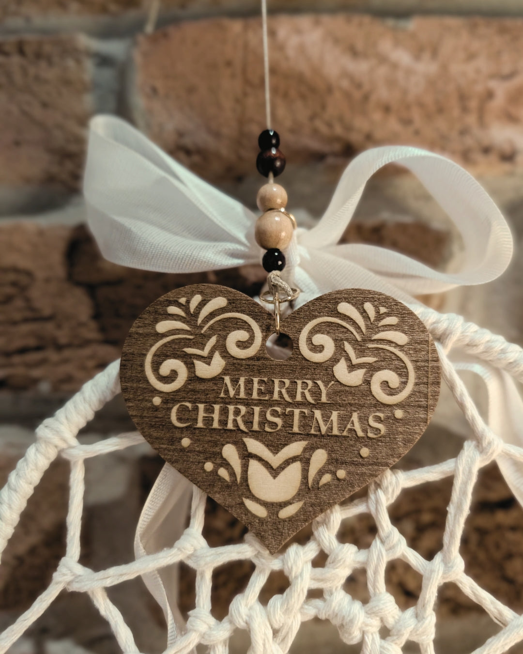 Hoggynook Adventskalender Dreamcatcher mit handgeknüpftem Makramee, Spitzenbändern und graviertem Holzanhänger ‚Merry Christmas‘. Exklusive Weihnachtsdeko im Boho- und Dark-Academia-Stil, ideal als Geschenkidee für Leseratten, Booktok-Fans und Liebhaberinnen von handgemachter Winter- und Hygge-Dekoration.