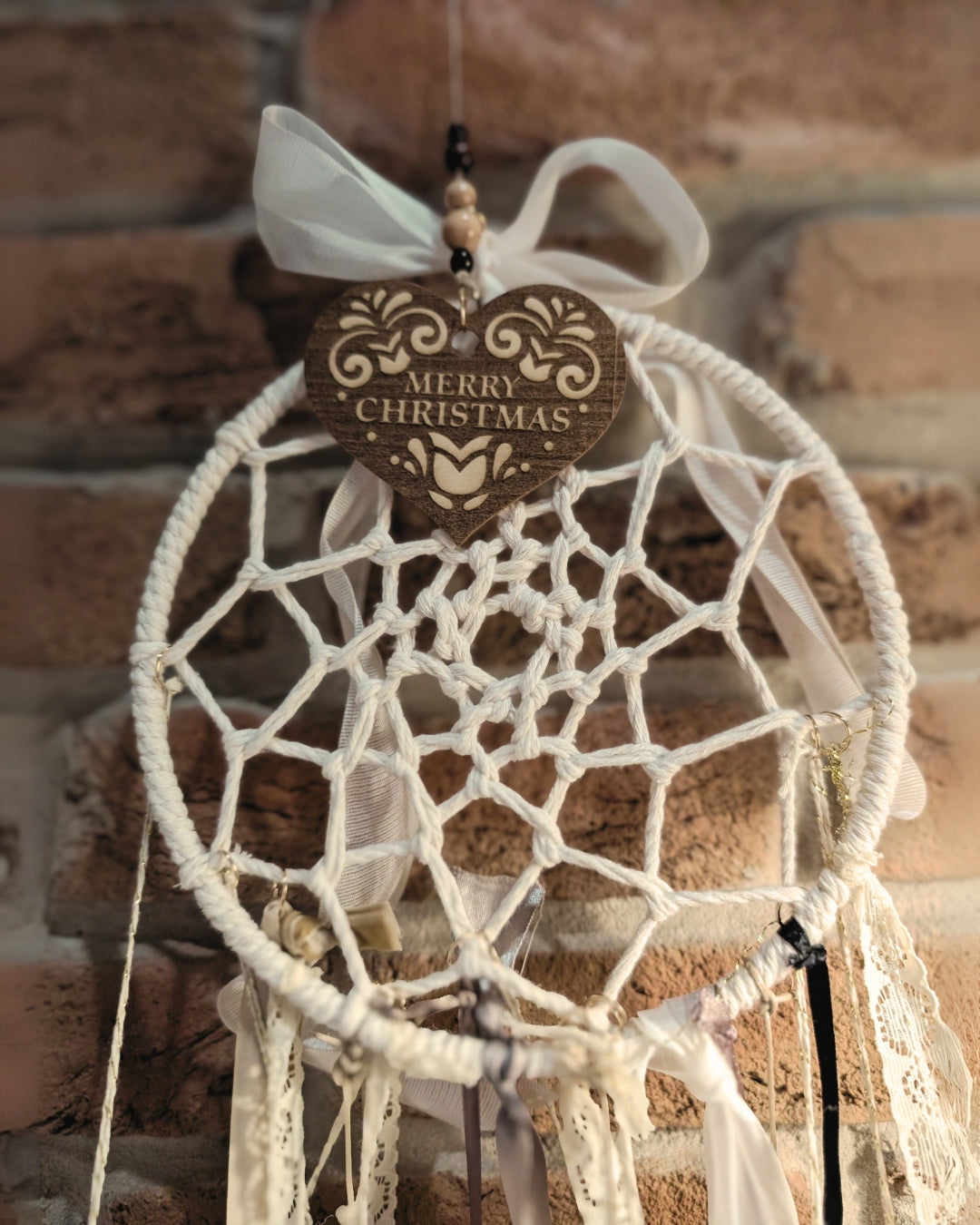 Hoggynook Adventskalender Dreamcatcher mit handgeknüpftem Makramee, Spitzenbändern und graviertem Holzanhänger ‚Merry Christmas‘. Exklusive Weihnachtsdeko im Boho- und Dark-Academia-Stil, ideal als Geschenkidee für Leseratten, Booktok-Fans und Liebhaberinnen von handgemachter Winter- und Hygge-Dekoration.