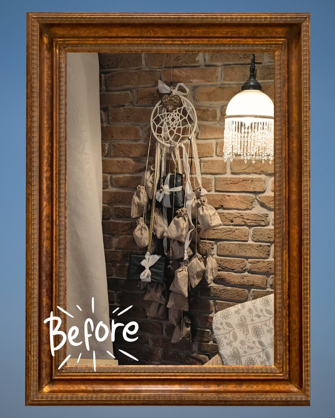 Handgemachter Adventskalender Dreamcatcher von Hoggynook: 24 Adventssäckchen aus Stoff, nummeriert und dekoriert mit Spitze und Satin. Moody, winterlich-romantische Stimmung, ideal für gemütliche Weihnachtsdekoration im Hygge-, Boho- und Dark-Academia-Stil. Perfektes handgemachtes Geschenk für Bücherfreunde und die Booktok-Community.