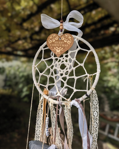 Nahaufnahme des handgemachten Hoggynook Adventskalenders: kleine nummerierte Stoffbeutel am Dreamcatcher, verziert mit Schleifen, Spitze und Satinbändern. Detailshot zeigt hochwertige Handarbeit und rustikale Ästhetik. Perfekte Kombination aus Boho, Dark Academia und Weihnachtsdekoration für Buchliebhaberinnen.